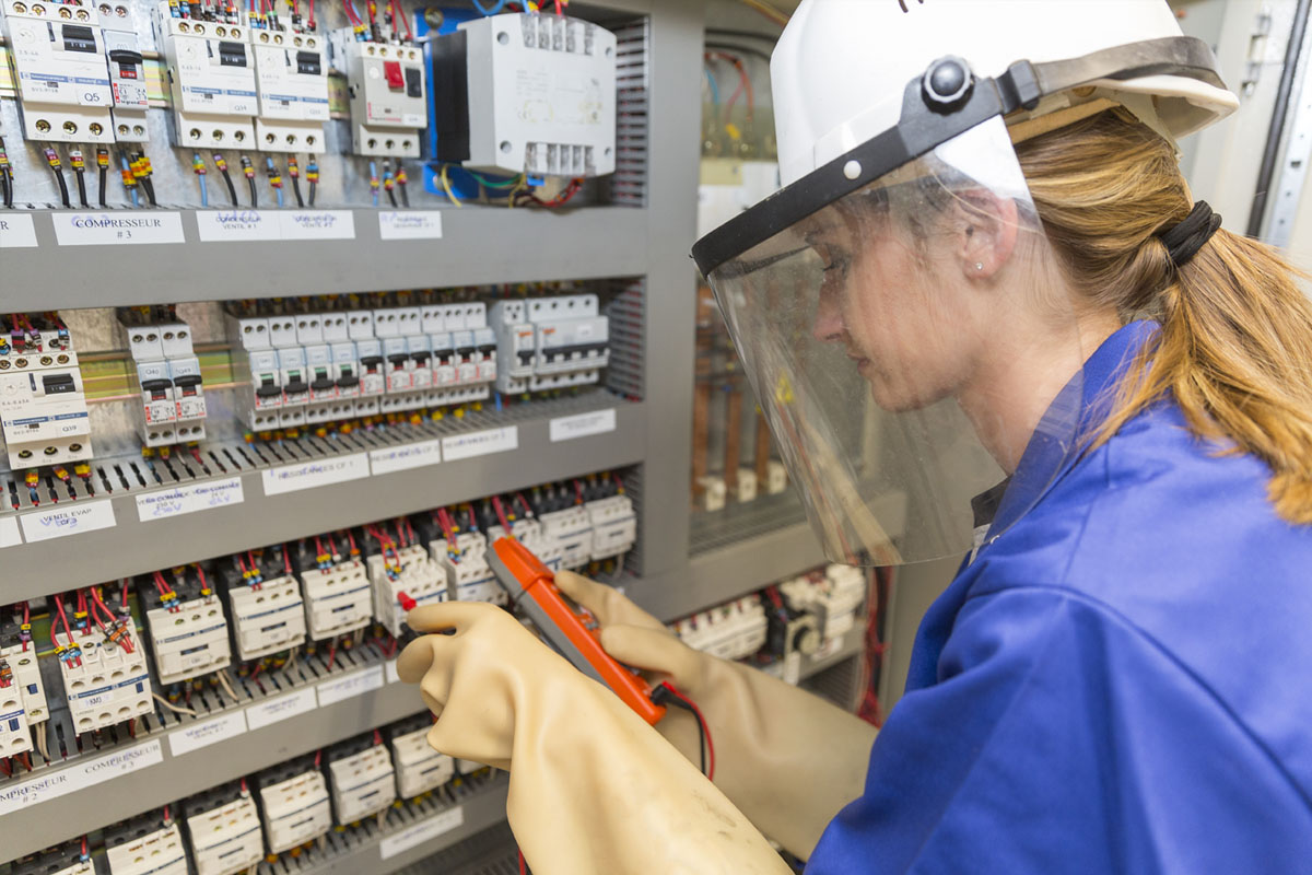 Hawksafe-Women-electrician Hawksafe-Women-electrician